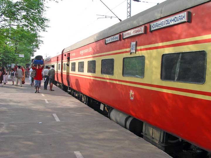 new delhi howrah rajdhani superfast train India